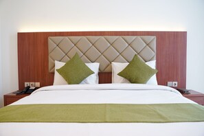 Desk, soundproofing, iron/ironing board, free WiFi - Luxury Inn Arion Hotel Rawamangun (Jakarta)