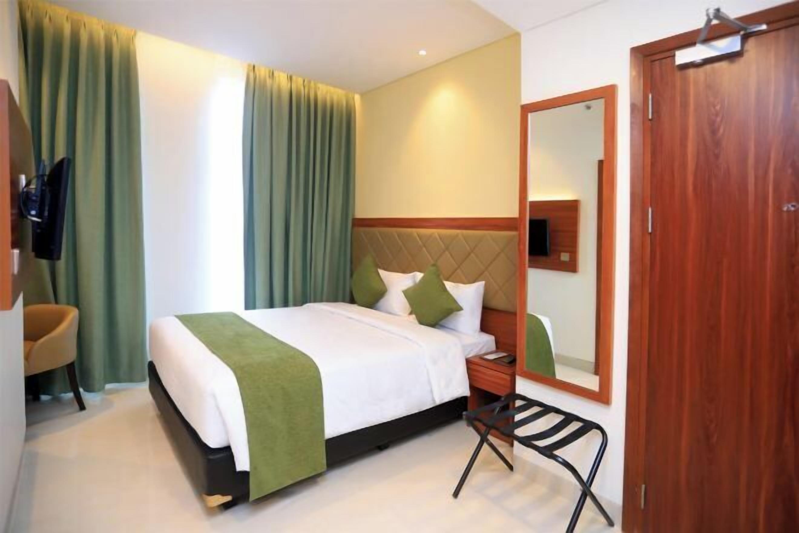 Escritorio, sistema de insonorización y tabla de planchar con plancha 