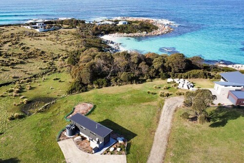 A tiny retreat located on the stunning Bay of Fires coastline