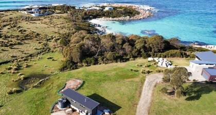 A tiny retreat located on the stunning Bay of Fires coastline