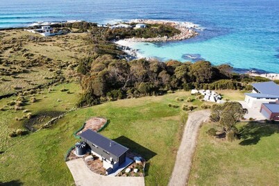 A tiny retreat located on the stunning Bay of Fires coastline