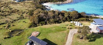 A tiny retreat located on the stunning Bay of Fires coastline