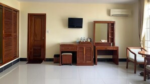 Premium bedding, minibar, desk, laptop workspace - Le Prime Hotel (Phnom Penh)