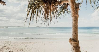 The Sunshine Villa 2 Min walk to Village Beach
