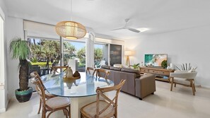 Smart TV - The Sunshine Villa 2 Min walk to Village Beach (Noosa)