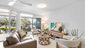 Smart TV - The Sunshine Villa 2 Min walk to Village Beach (Noosa)