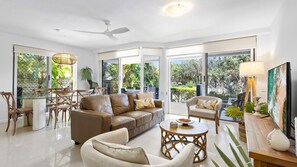 Smart TV - The Sunshine Villa 2 Min walk to Village Beach (Noosa)