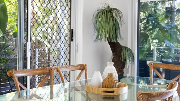 Dining - The Sunshine Villa 2 Min walk to Village Beach (Noosa)