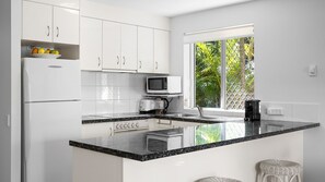 Fridge, microwave, oven, stovetop - The Sunshine Villa 2 Min walk to Village Beach (Noosa)