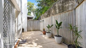 Property grounds - The Sunshine Villa 2 Min walk to Village Beach (Noosa)
