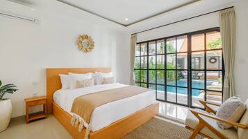 Escritorio y ropa de cama