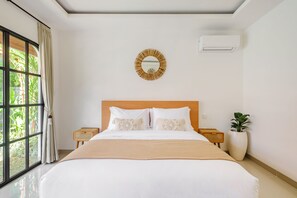 Deluxe Villa | Desk, bed sheets