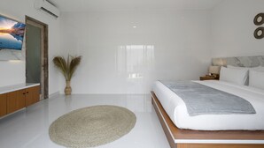 Quarto moderno com uma cama grande, televisão de tela plana, mesa de cabeceira de madeira e um vaso decorativo.