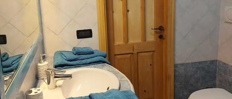 Séchoir à cheveux, bidet, serviettes fournies, savon