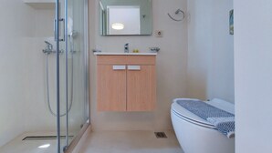 Basic Apartment, 1 Bedroom | Bathroom - A cozy and cute pethouse (Athens)