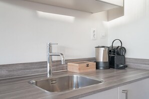 Køleskab, mikrobølgeovn, kaffe-/temaskine, spisebord