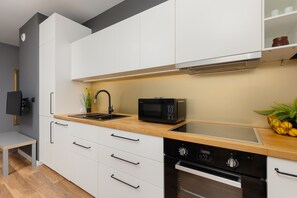 Apartament, 1 dormitori, balcó | Cuina privada | Microones, rentaplats i utensilis de cuina, vaixella i coberteria