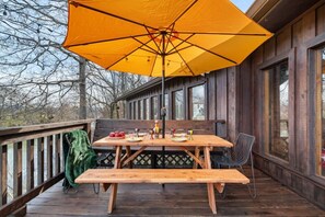 Outdoor dining - Cozy Cabin Getaway on Buffalo River with HUGE Patio (Lobelville)