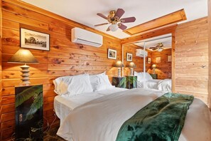 1 bedroom, iron/ironing board, free WiFi, bed sheets - Cozy Cabin Getaway on Buffalo River with HUGE Patio (Lobelville)