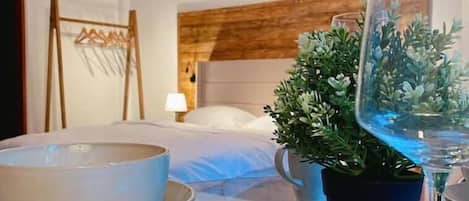 1 bedroom, desk, free WiFi, bed sheets