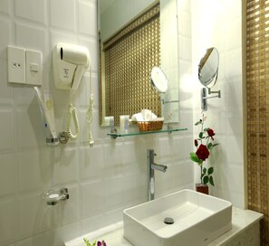 Habitació doble de luxe | Bany | Dutxa, assecador de cabells, sabatilles i bidet 
