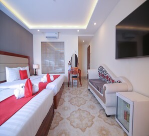 Familie vierpersoonskamer | Een minibar, een bureau, verduisterende gordijnen, geluiddichte muren