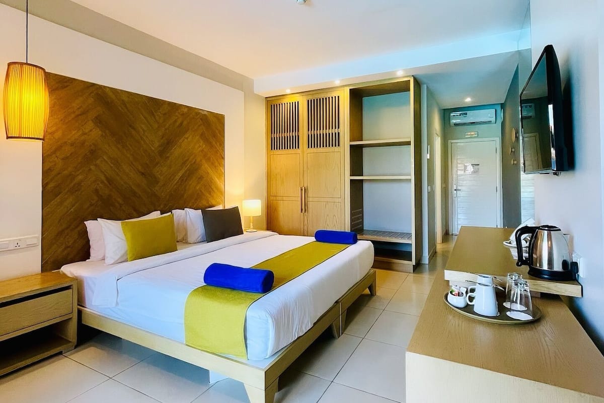 Habitación Premium doble, 1 cama doble, no fumadores, balcón | Tabla de planchar con plancha y wifi gratis