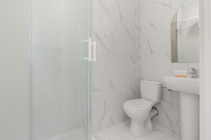 Shower, hair dryer, towels, soap - Piotrkowska Cozy Studio by Renters (Lodz)