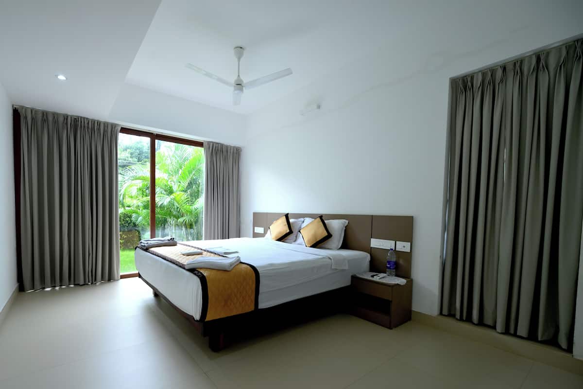 Classic Room, Patio, Garden View | In-room safe, soundproofing, iron/ironing board, rollaway beds
