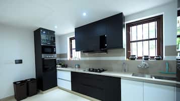 Lemari es, microwave, kompor, dan penanak nasi