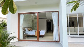 Chambre Classique, patio, vue jardin | Coffres-forts dans les chambres, chambres insonorisées