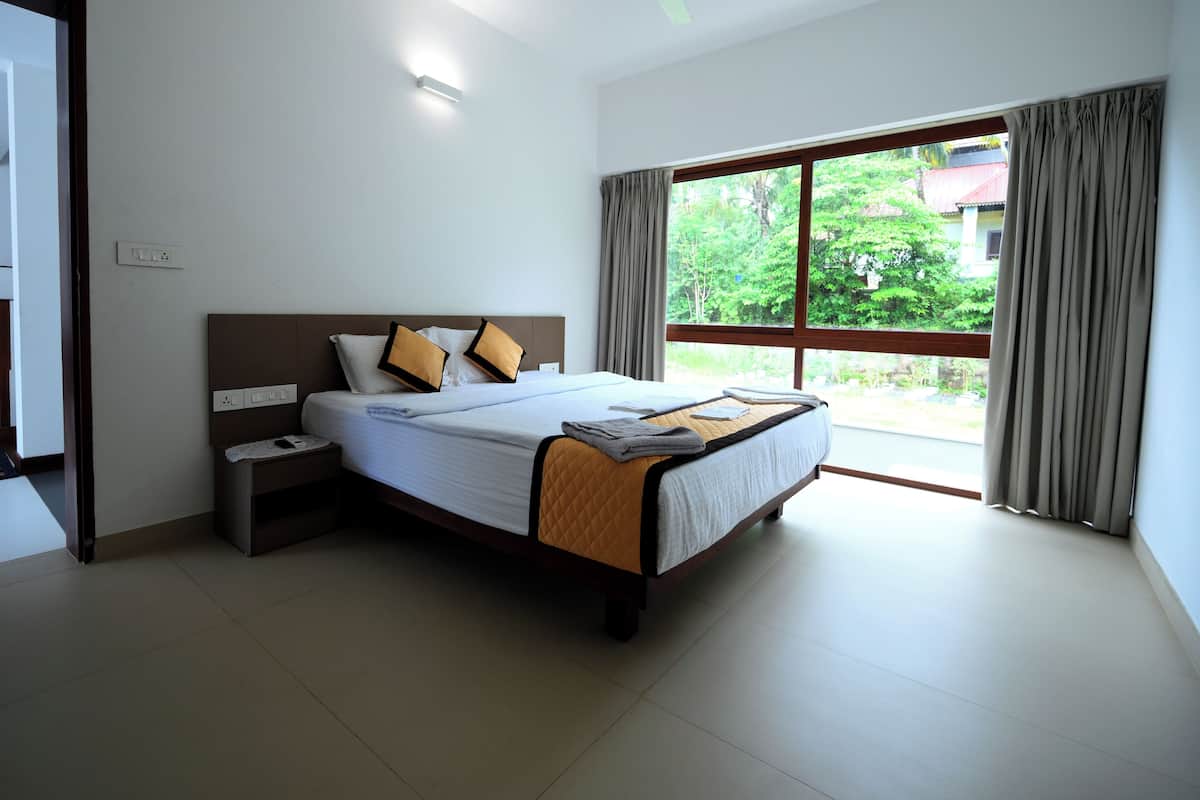 Executive Double Room | In-room safe, soundproofing, iron/ironing board, rollaway beds