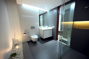 ห้องซูพีเรีย | ห้องน้ำ | ผ้าเช็ดตัว, สบู่, ยาสระผม, กระดาษชำระ