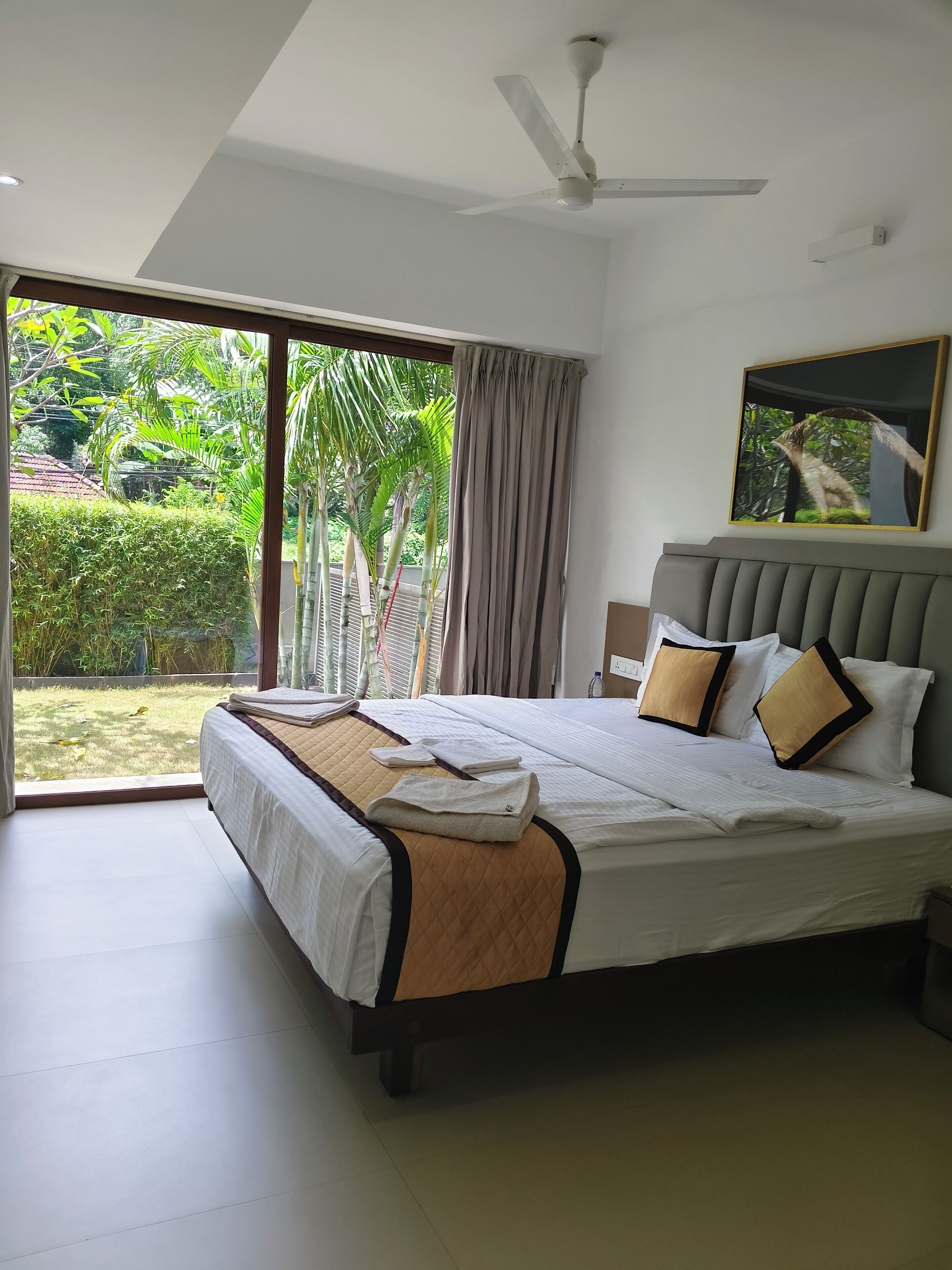 Rom – classic, terrasse, hageutsikt | Safe på rommet, lydisolert og strykejern/-brett