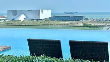 Kolam renang outdoor