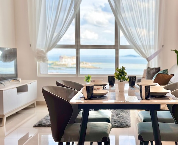Classic Apartment, 2 Bedrooms, Kitchen, Sea View | Dining room - Amber Cove Impression City Heystay (Malacca City)
