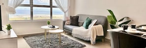 Classic-Apartment, 2 Schlafzimmer, Küche, Meerblick | Wohnbereich | 46-Zoll-Smart-TV mit Kabelempfang, Videospielkonsole, Netflix