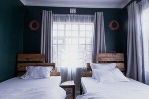3 habitaciones, tabla de planchar con plancha, wifi y ropa de cama 