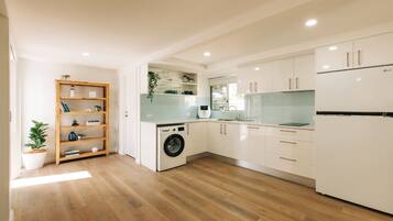 Kjøleskap, mikrobølgeovn, ovn og kokeplater