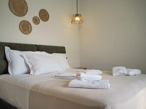 3 dormitorios, caja fuerte, escritorio y tabla de planchar con plancha