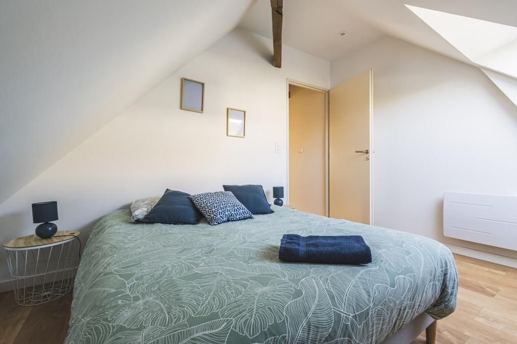 1 chambre, bureau, fer et planche à repasser, draps fournis