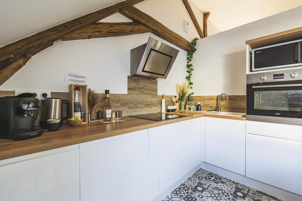 Wasserkocher mit Kaffee-/Teezubehör, Kühlschrank, Mikrowelle, Ofen