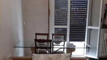 1 dormitorio, cuna de viaje, wifi gratis y ropa de cama