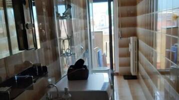 Ducha, secador de pelo, bidé y toallas