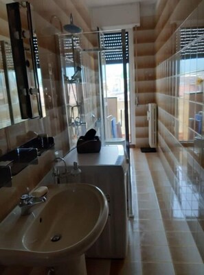 Douche, sèche-cheveux, bidet, serviettes fournies