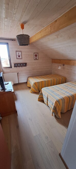 3 bedrooms, iron/ironing board, WiFi, bed sheets