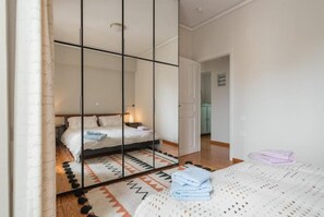 2 habitaciones, tabla de planchar con plancha y cuna de viaje 