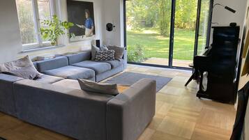 Tischfußball, Bücher, Musikbibliothek