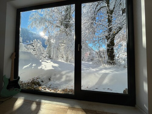 Künstlerhaus für die Grosse Familie am Fuße der Berge