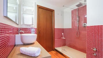 Apartment, 2 Bedrooms, Smoking | Bathroom